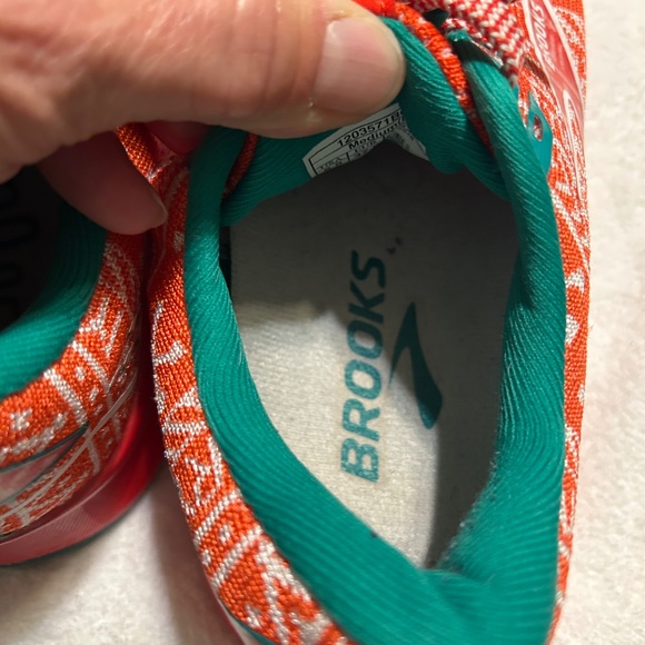 Brooks Women’s Levitate 5 Run Merry Christmas running Shoes - Picture 3 of 8